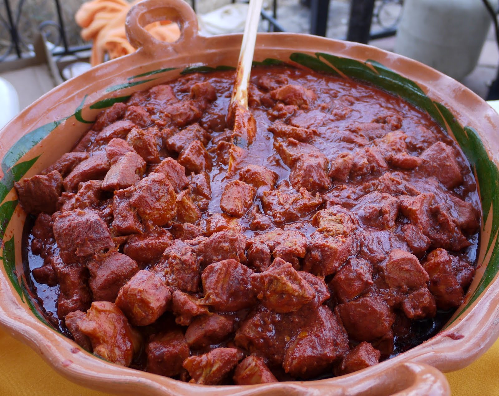 Asado rojo de puerco con galletas de animalitos : Platillos México :  Sistema de Información Cultural-Secretaría de Cultura